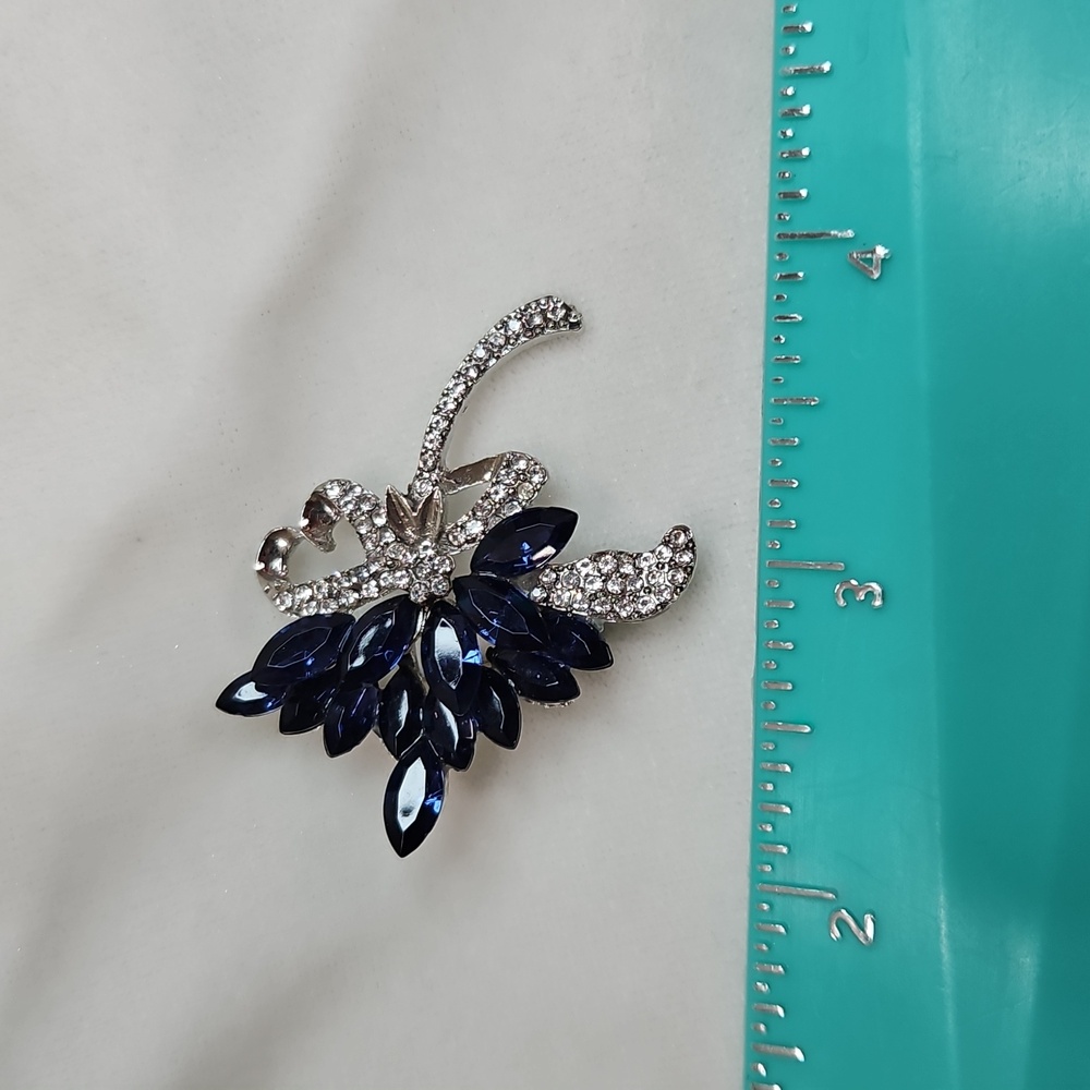 Women's Blue Silver Floral Bouquet Brooch Retro Style Pin Rhinestone Flower NWOT - Picture 2 of 5